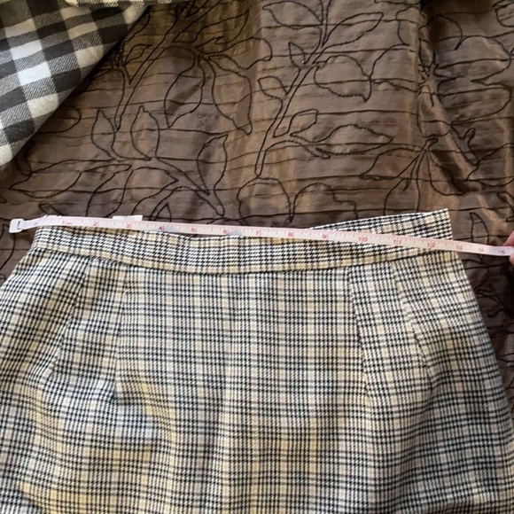 Above knee skirt in cream and black - Picture 4 of 4